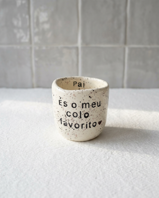 Copo de café artesanal modelo Inês, gravado com a frase "Pai, és o meu colo favorito"