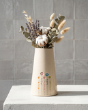 jarra grande de ceramica artesanal branca salpicada com cinco flores coloridas pintadas com nomes personalizados