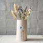 jarra pequena de ceramica artesanal branca salpicada com flores pintadas e mensagem personalizada super mama flavia com flores secas marca tia cila