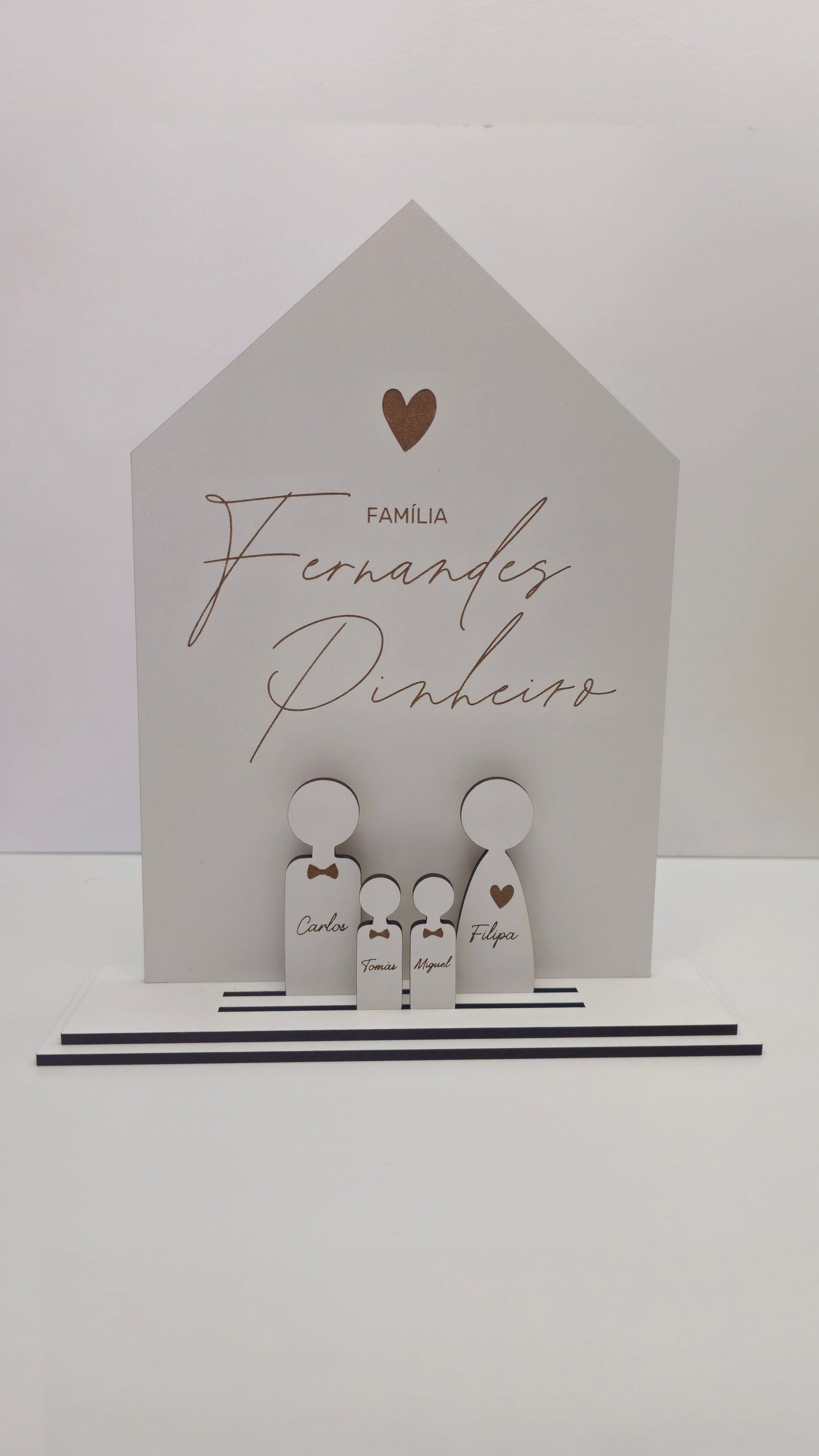Casa de família em madeira personalizada com os nomes dos membros da família. 