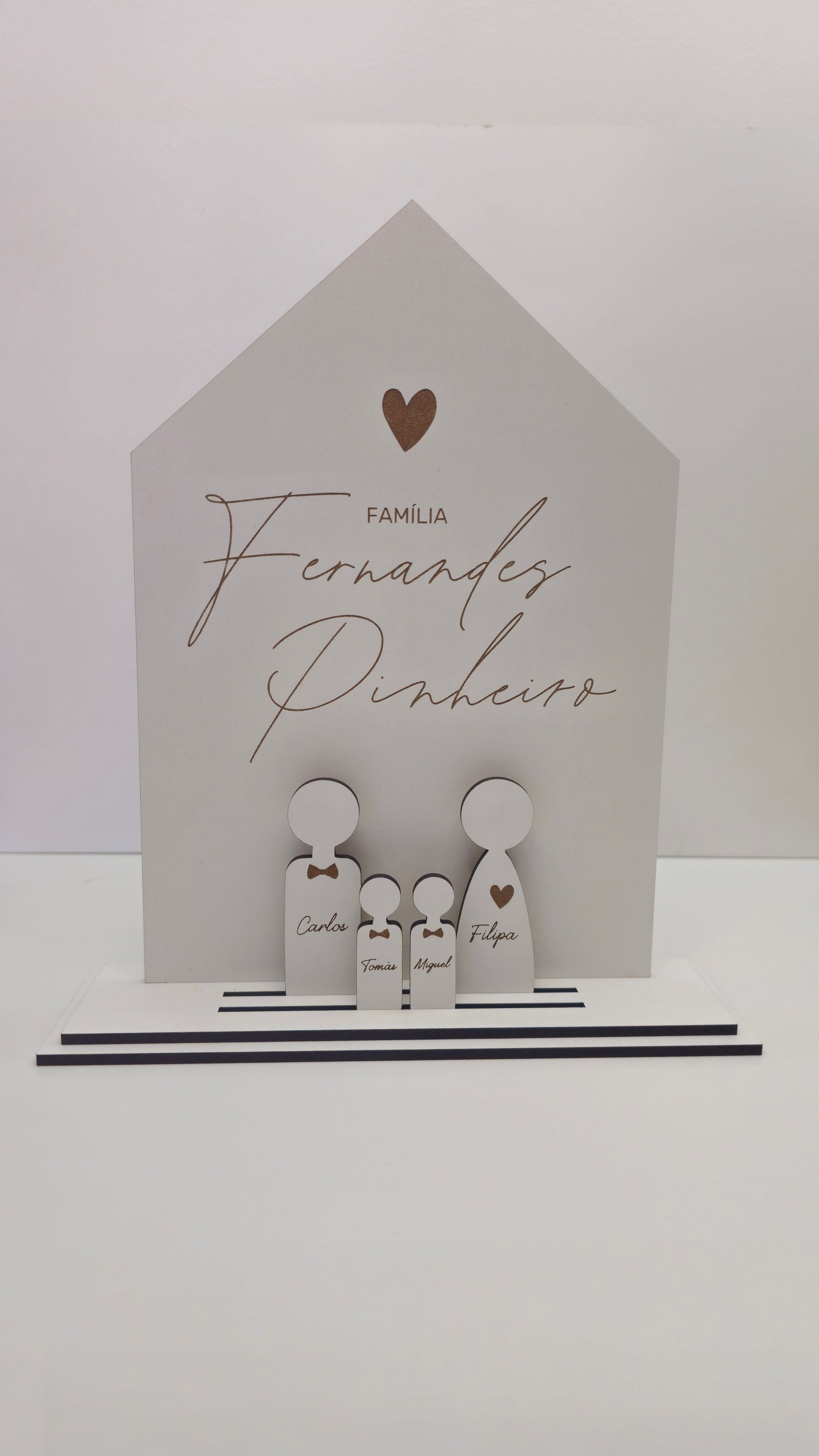 Casa de família em madeira personalizada com os nomes dos membros da família. 